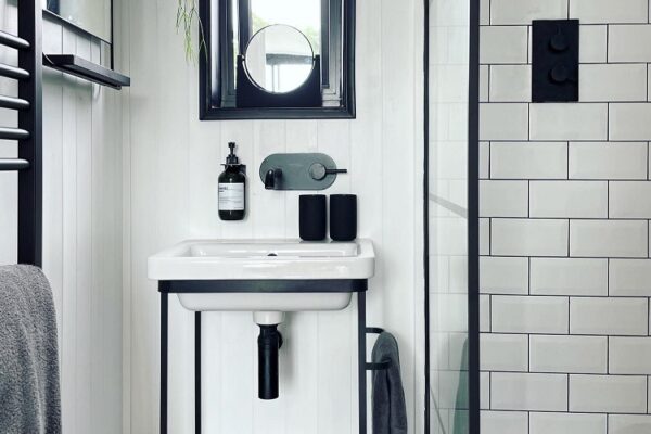 Hues to use in a compact bathroom